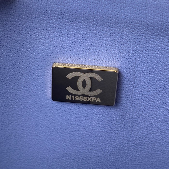 Handbag  Chanel  A01112 size  15.5x25.5x6.5 cm