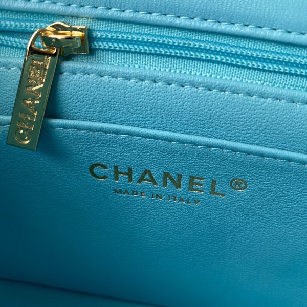  Handbag  Chanel  size 17 cm