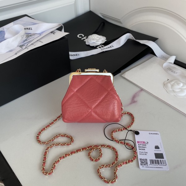  Handbag  Chanel  size  10×12×5 cm