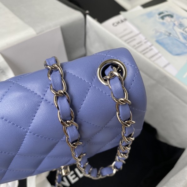  Handbag  Chanel size  17 cm