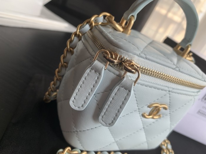  Handbag Chanel  size 17.5cmx10cmx8 cm