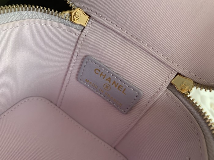  Handbag  Chanel  size 17.5cmx10cmx8 cm 