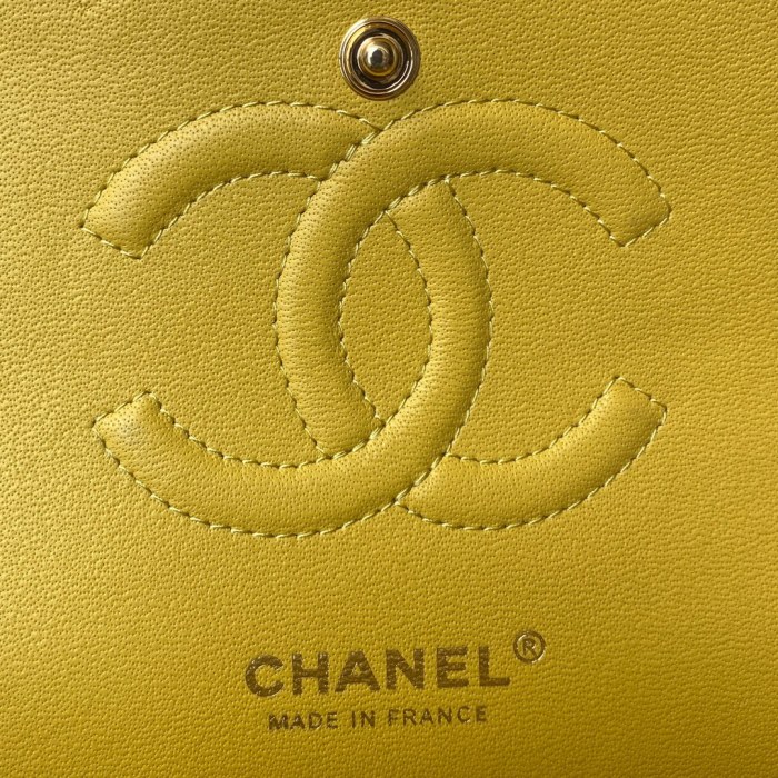  Handbag  Chanel A01112  size  15.5x25.5x6.5 cm