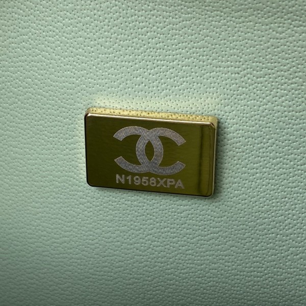  Handbag  Chanel size  15.5x25.5x6.5 cm