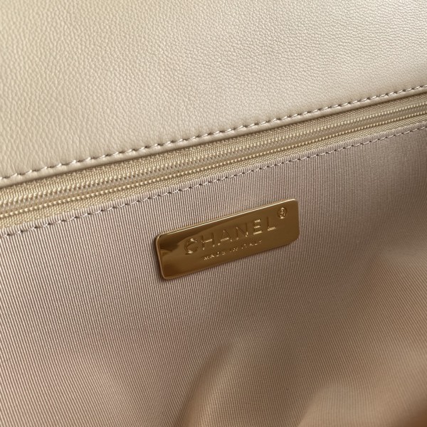  Handbag  Chanel size  30 cm