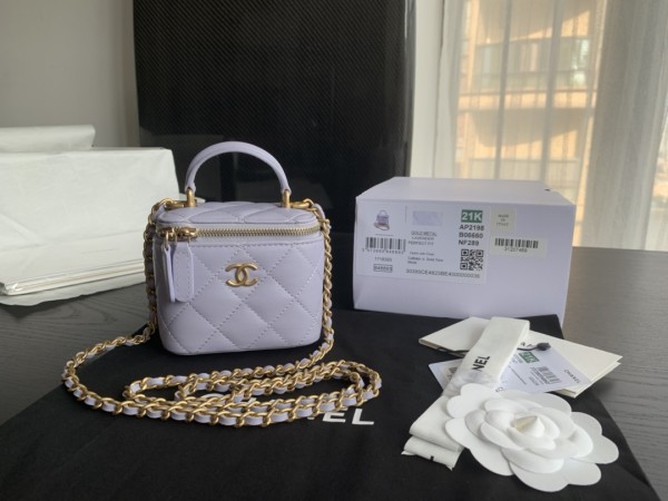  Handbag  Chanel  size 17.5cmx10cmx8 cm 