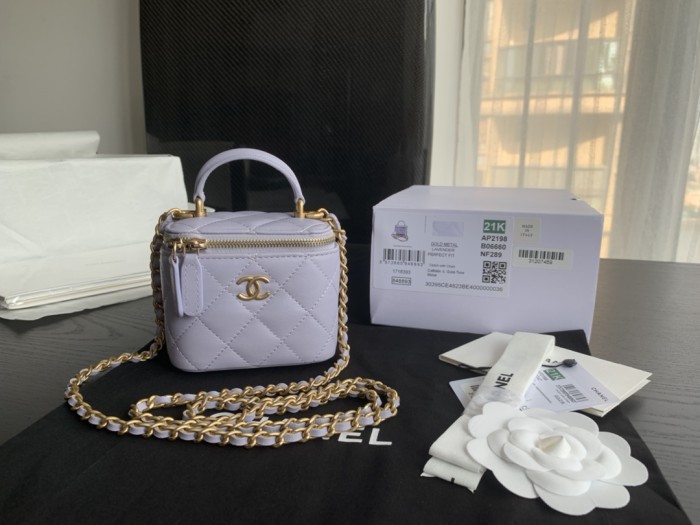  Handbag  Chanel  size 17.5cmx10cmx8 cm 