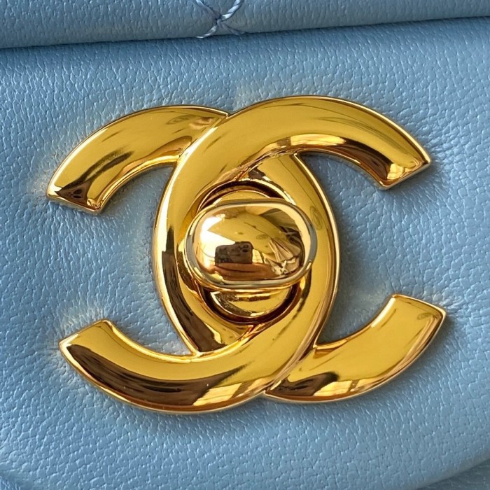  Handbag Chanel  size 17 cm