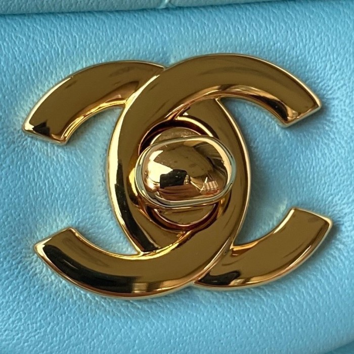  Handbag  Chanel  size 17 cm