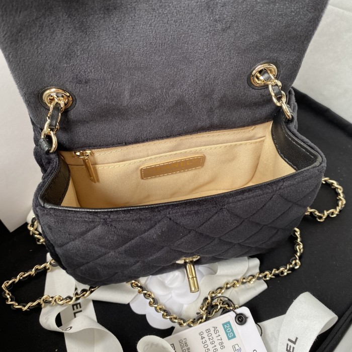  Handbag  Chanel size  17 cm