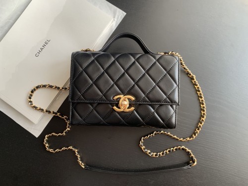  Handbag  Chanel 2796  size 18cmx17.5cmx7 cm