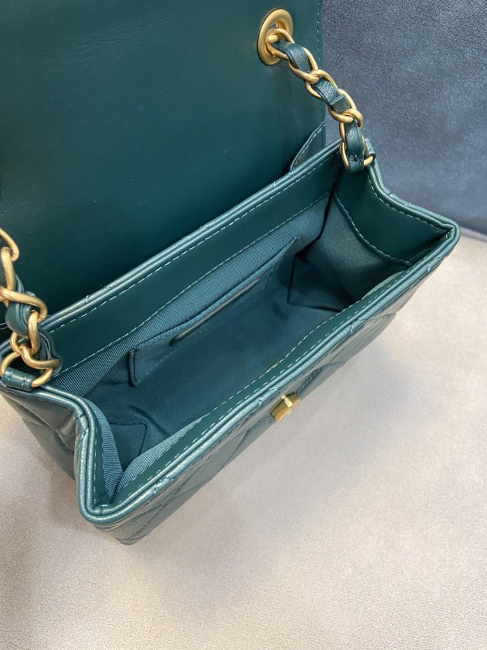  Handbag  Chanel AS2633 size  18x7x12 cm