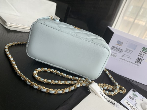  Handbag Chanel  size  17.5cmx10cmx8 cm
