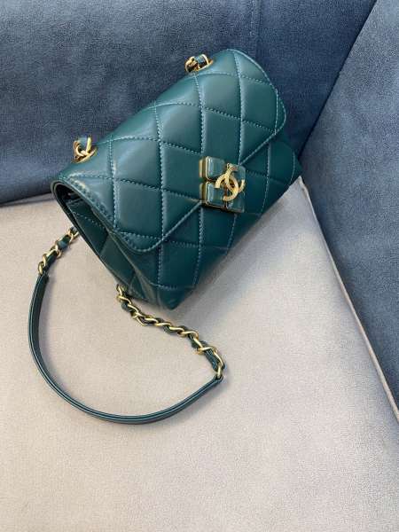  Handbag  Chanel AS2633 size  18x7x12 cm