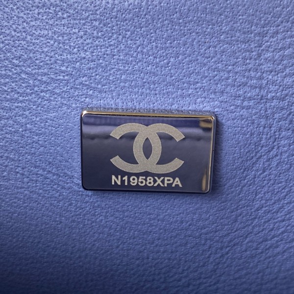  Handbag  Chanel size  17 cm