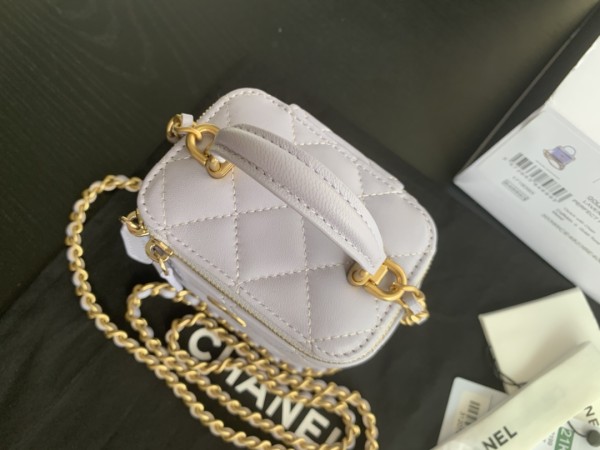  Handbag  Chanel  size 17.5cmx10cmx8 cm 