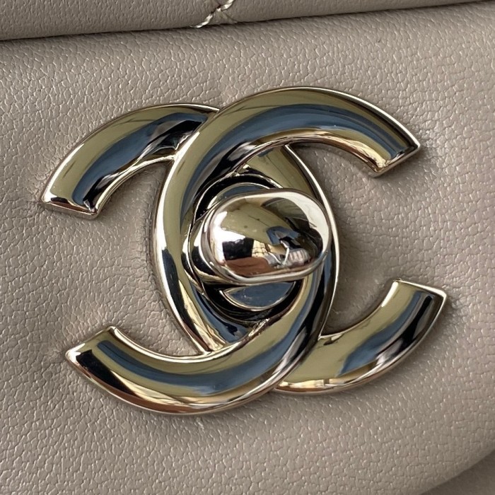  Handbag Chanel  size  17 cm 