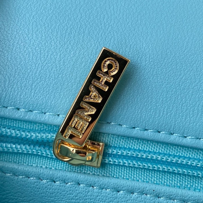  Handbag  Chanel  size 17 cm