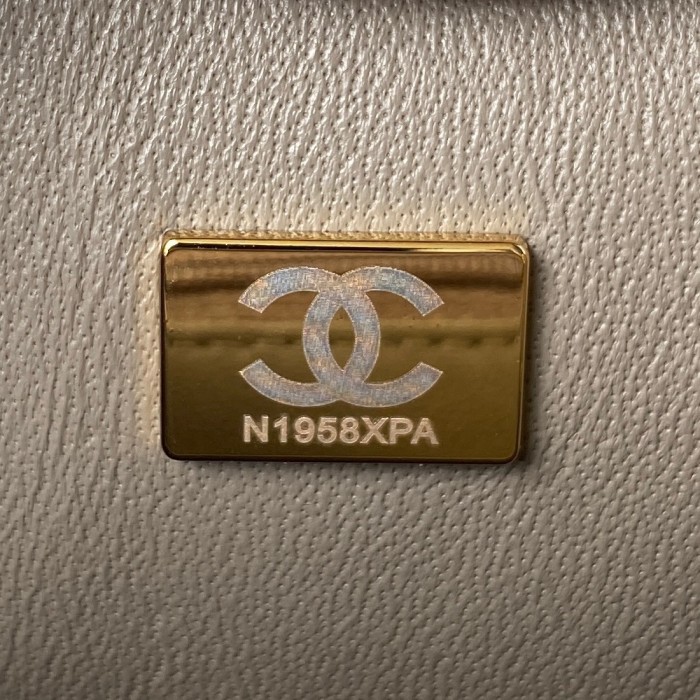  Handbag Chanel  size  17 cm