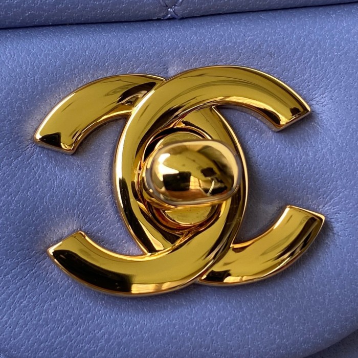  Handbag  Chanel size 20 cm