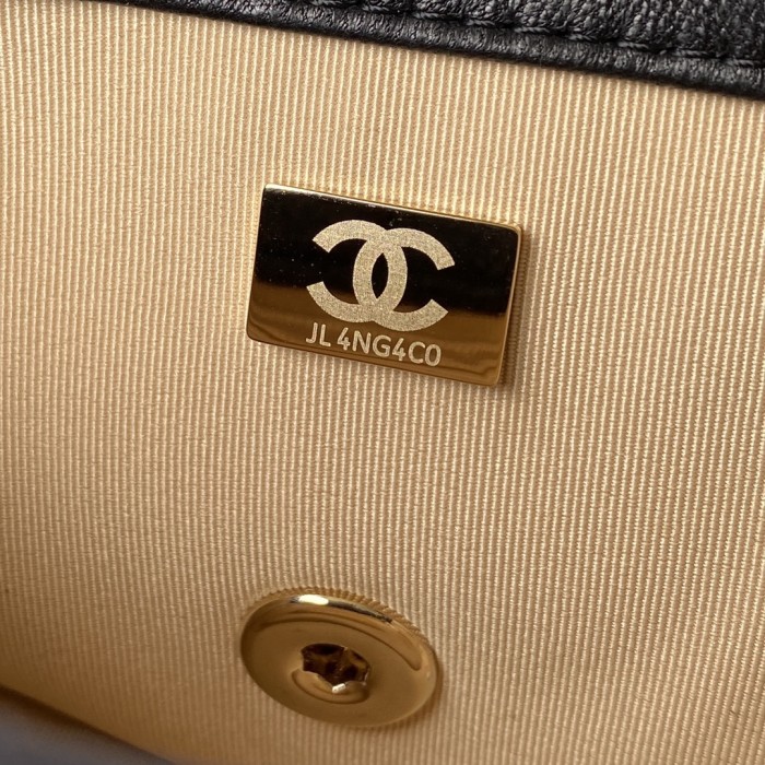  Handbag  Chanel size  17 cm