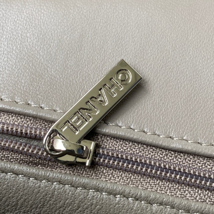  Handbag Chanel  size  17 cm 