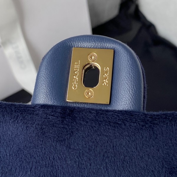  Handbag  Chanel  size 17 cm