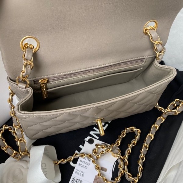  Handbag  Chanel  size 20 cm