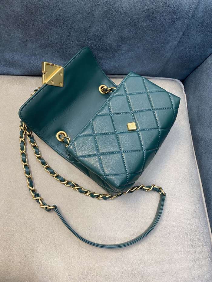  Handbag  Chanel AS2633 size  18x7x12 cm