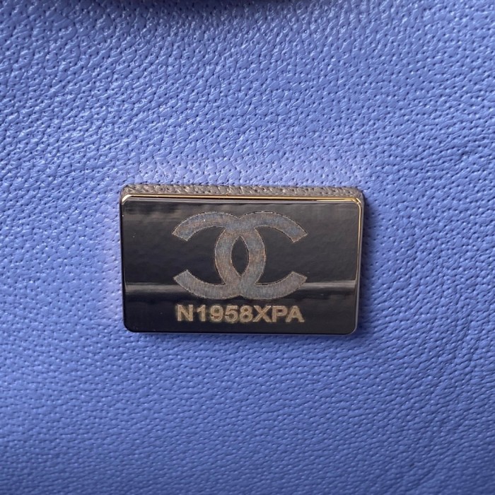  Handbag Chanel  size  17 cm