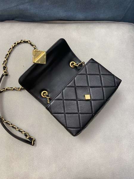  Handbag  Chanel AS2633  size 18 7 12 cm