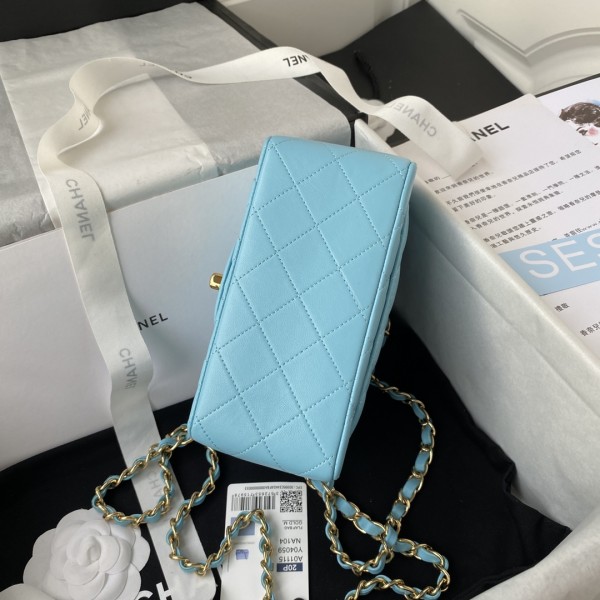  Handbag  Chanel  size 17 cm