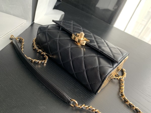  Handbag  Chanel 2796  size 18cmx17.5cmx7 cm