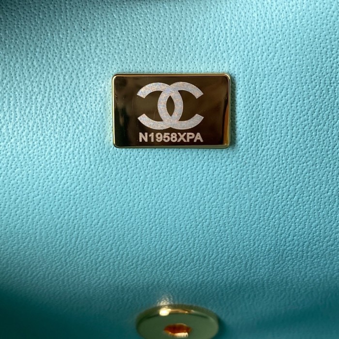  Handbag  Chanel  size 17 cm