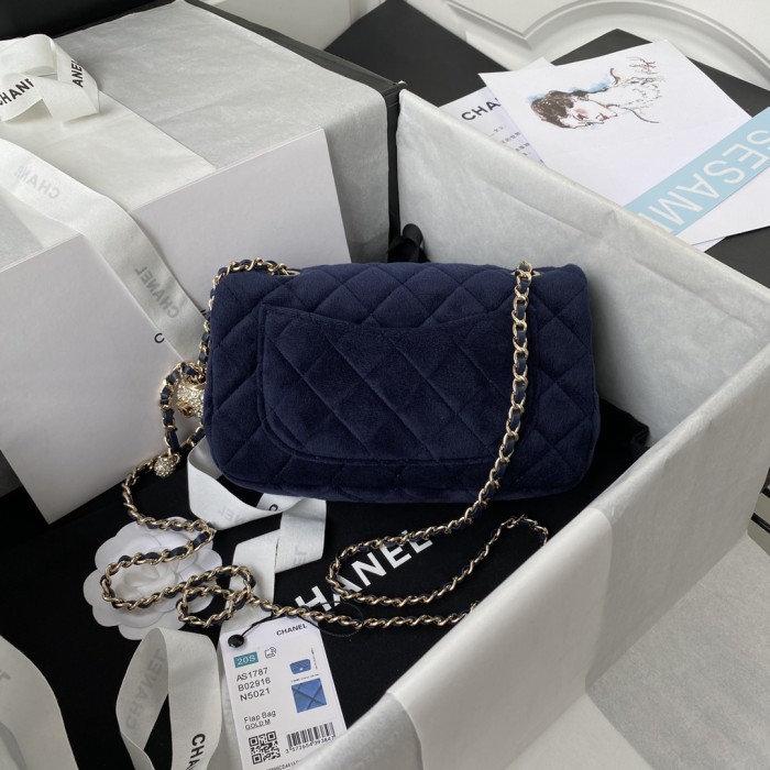  Handbag  Chanel  size  20x13x7 cm