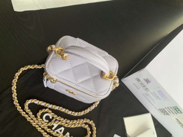  Handbag  Chanel  size 17.5cmx10cmx8 cm 