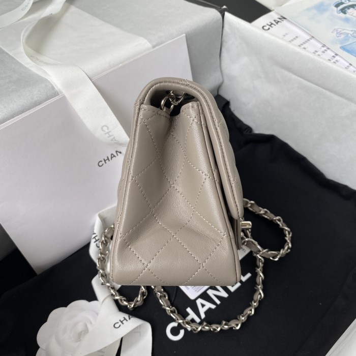 Handbag Chanel  size  17 cm 