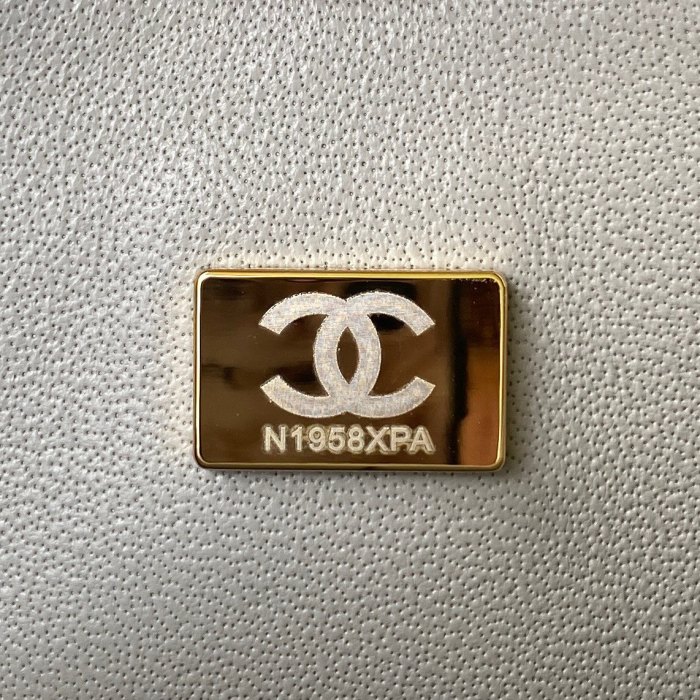  Handbag  Chanel  A01112  size  15.5x25.5x6.5 cm