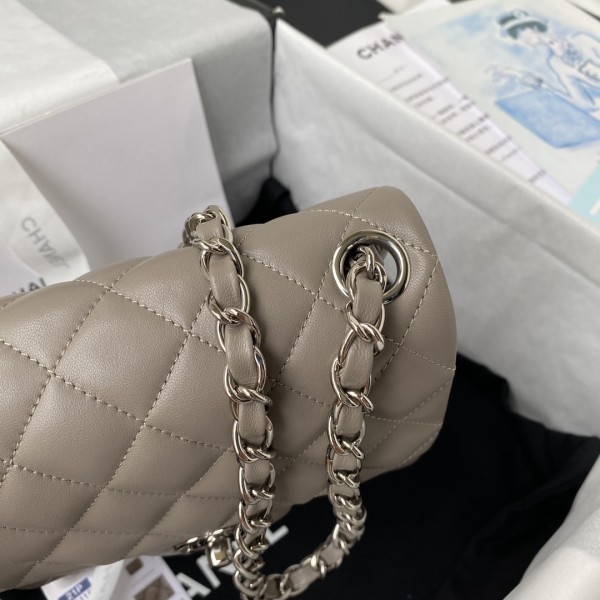  Handbag Chanel  size  17 cm 