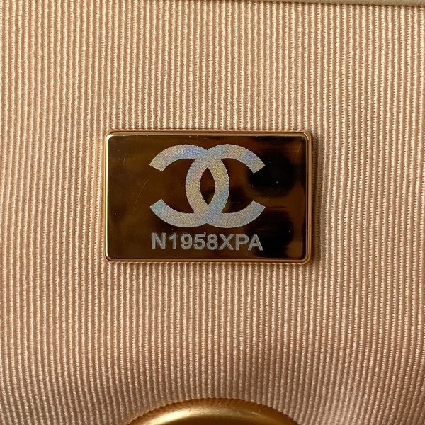  Handbag  Chanel size  30 cm