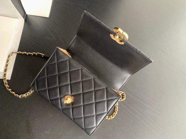  Handbag  Chanel 2796  size 18cmx17.5cmx7 cm