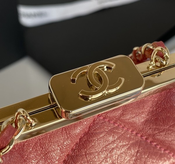  Handbag  Chanel  size  10×12×5 cm