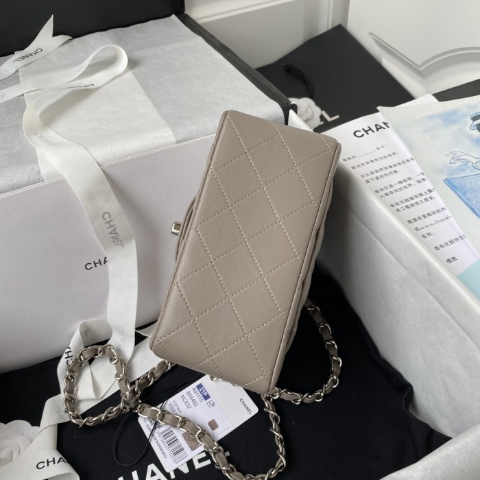  Handbag Chanel  size  17 cm 