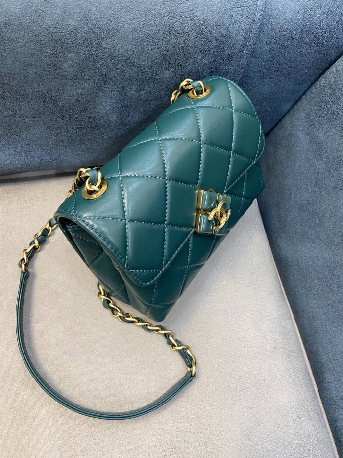  Handbag  Chanel AS2633 size  18x7x12 cm