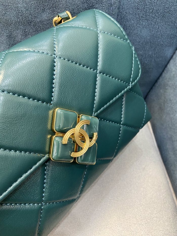  Handbag  Chanel AS2633 size  18x7x12 cm