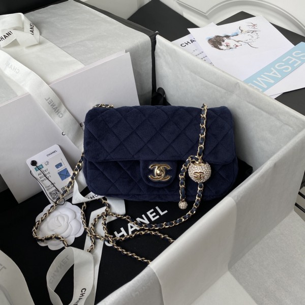  Handbag  Chanel  size  20x13x7 cm