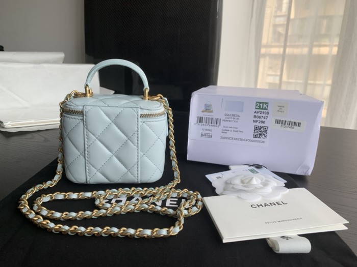  Handbag Chanel  size 17.5cmx10cmx8 cm