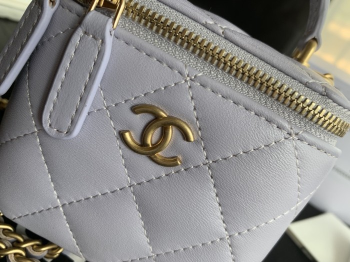  Handbag  Chanel  size 17.5cmx10cmx8 cm 