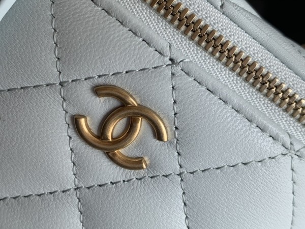  Handbag Chanel  size 17.5cmx10cmx8 cm