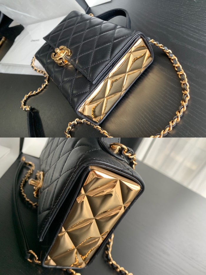  Handbag  Chanel 2796  size 18cmx17.5cmx7 cm